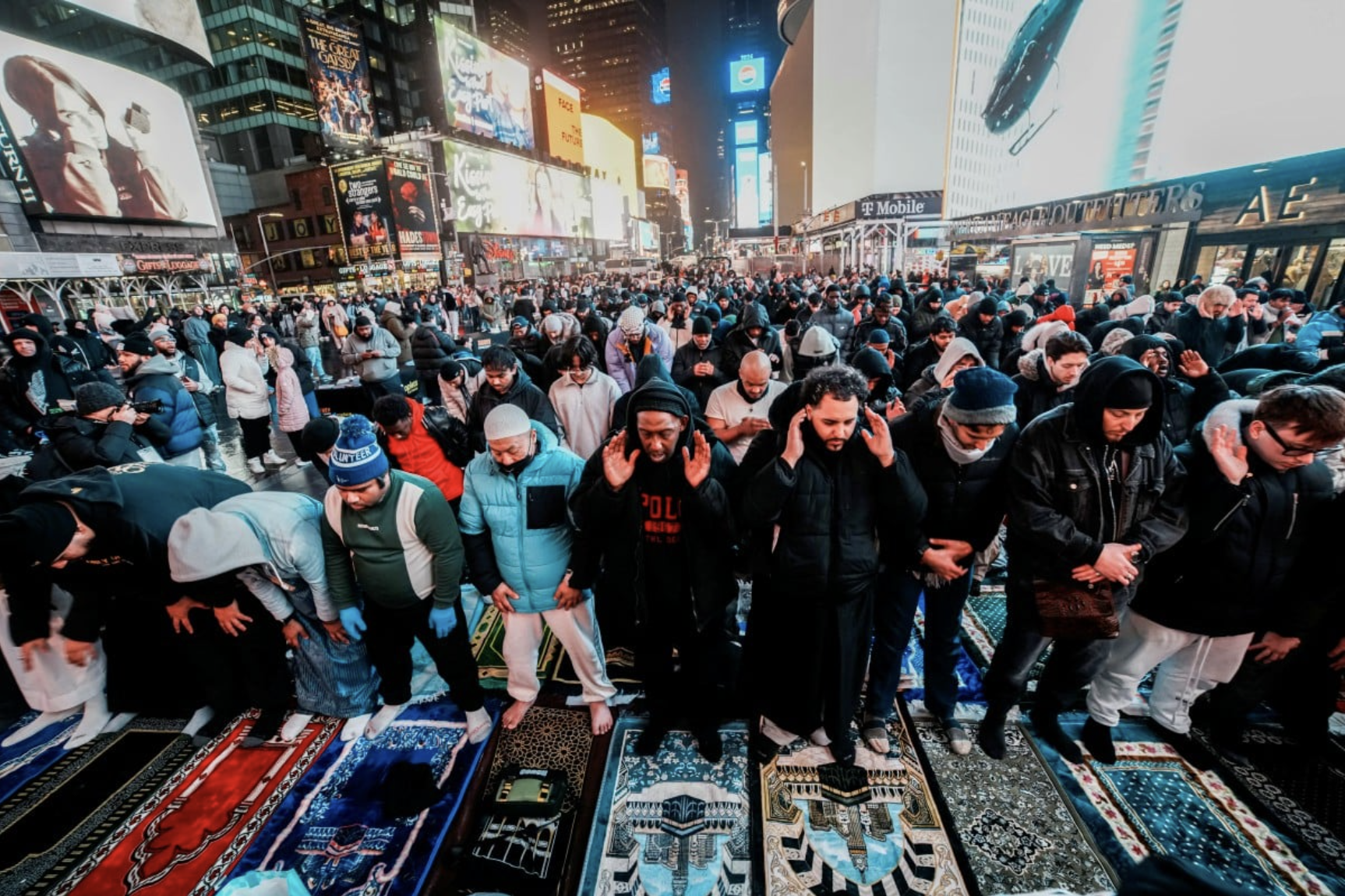 Gema Takbir Di Jantung Kota New York, Lebih 3,000 Jemaah Tunai Tarawih Di Times Square Penuh Syahdu